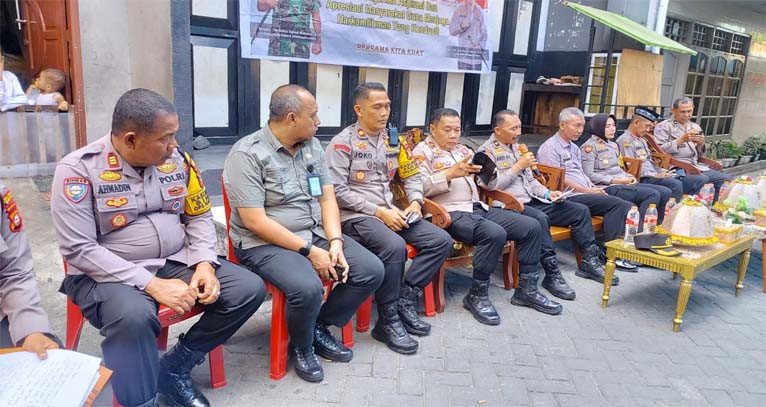 Berlokasi Di dalam lorong, Jumat Curhat Polres Pelabuhan Makassar tetap ramai