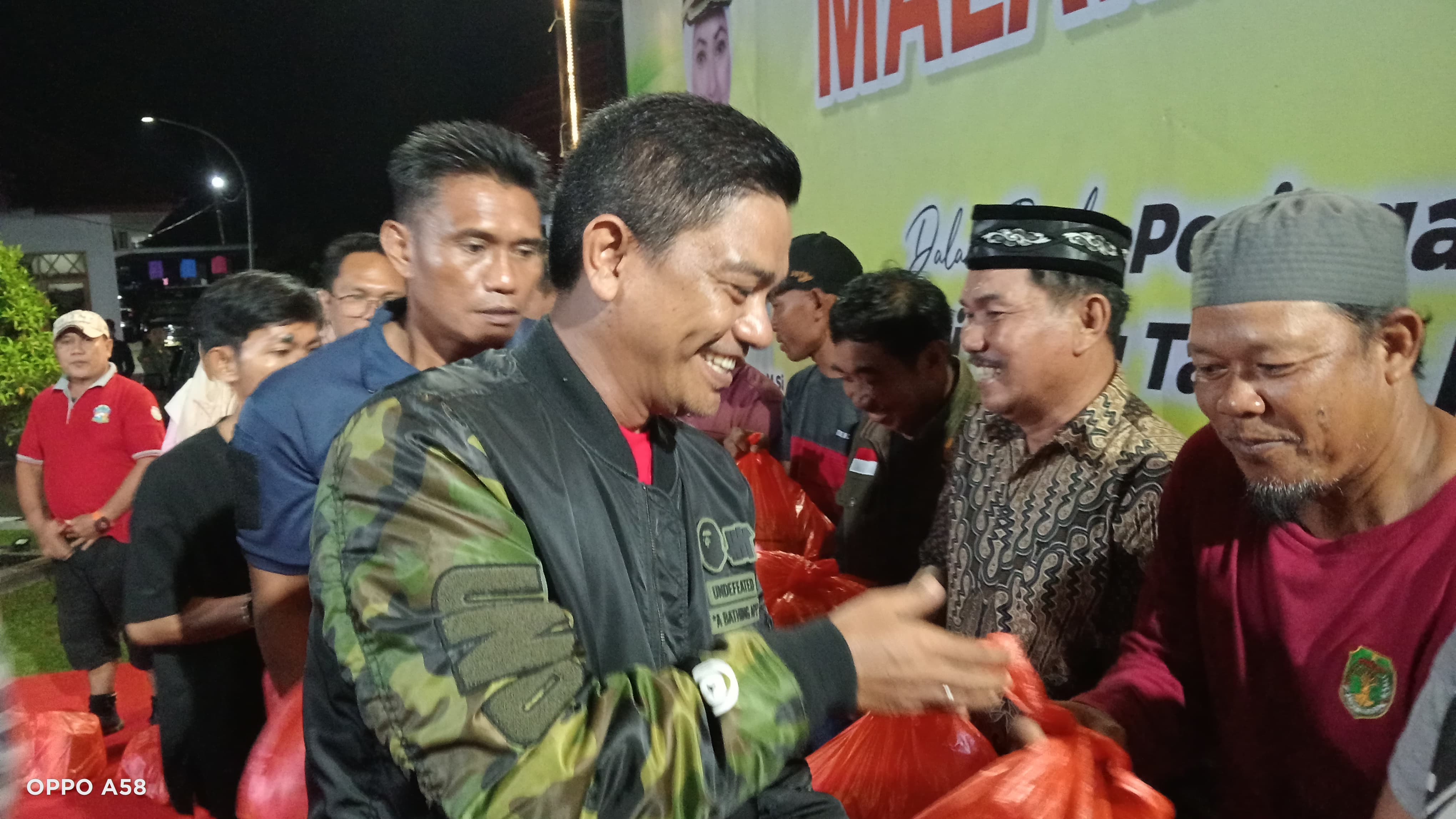 Kapolres Luwu Utara dan Anggota DPR RI Salurkan Bansos ke Warga Terdampak Banjir