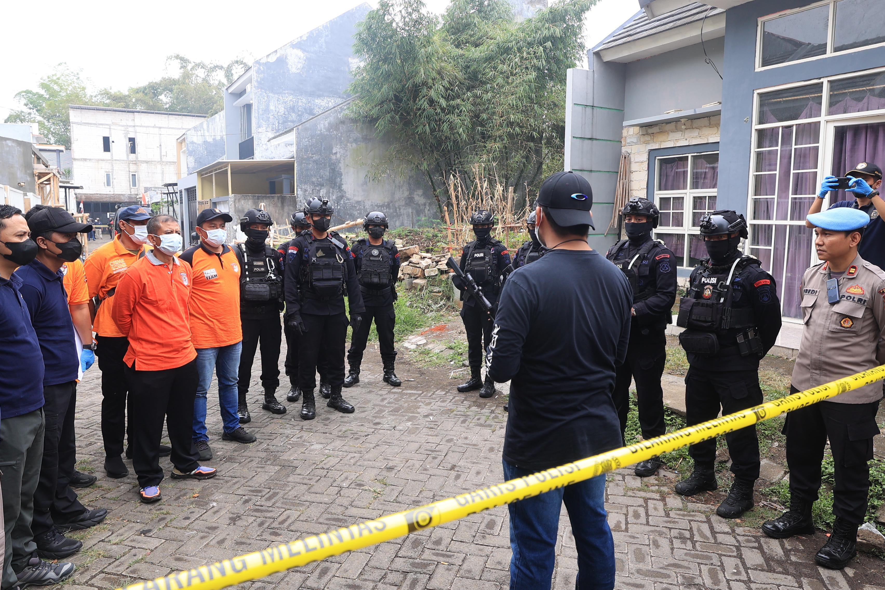 Polri Tangkap \"Calon Pengantin\\\\\\\" Bom Bunuh Diri di Batu Malang 