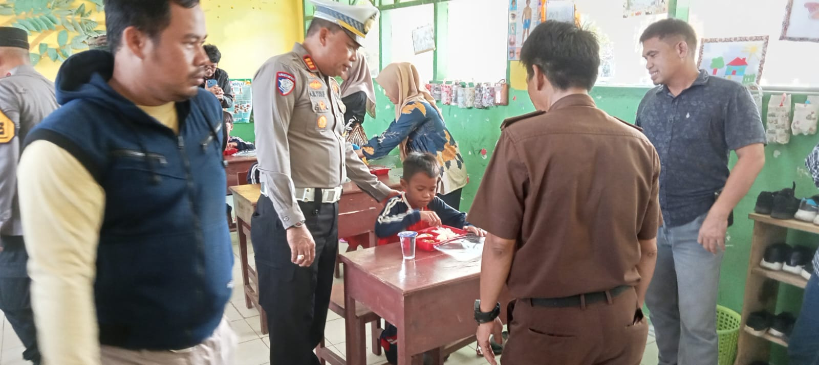 Satlantas Polres Luwu Utara Kawal Uji Coba Program Makan Gratis di Sabbang Selatan