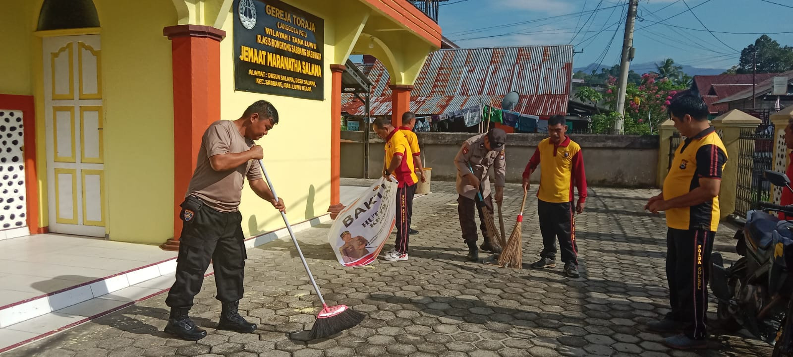Jelang HUT Bhayangkara ke-79, Polsek Sabbang Gelar Bakti Religi di Masjid dan Gereja