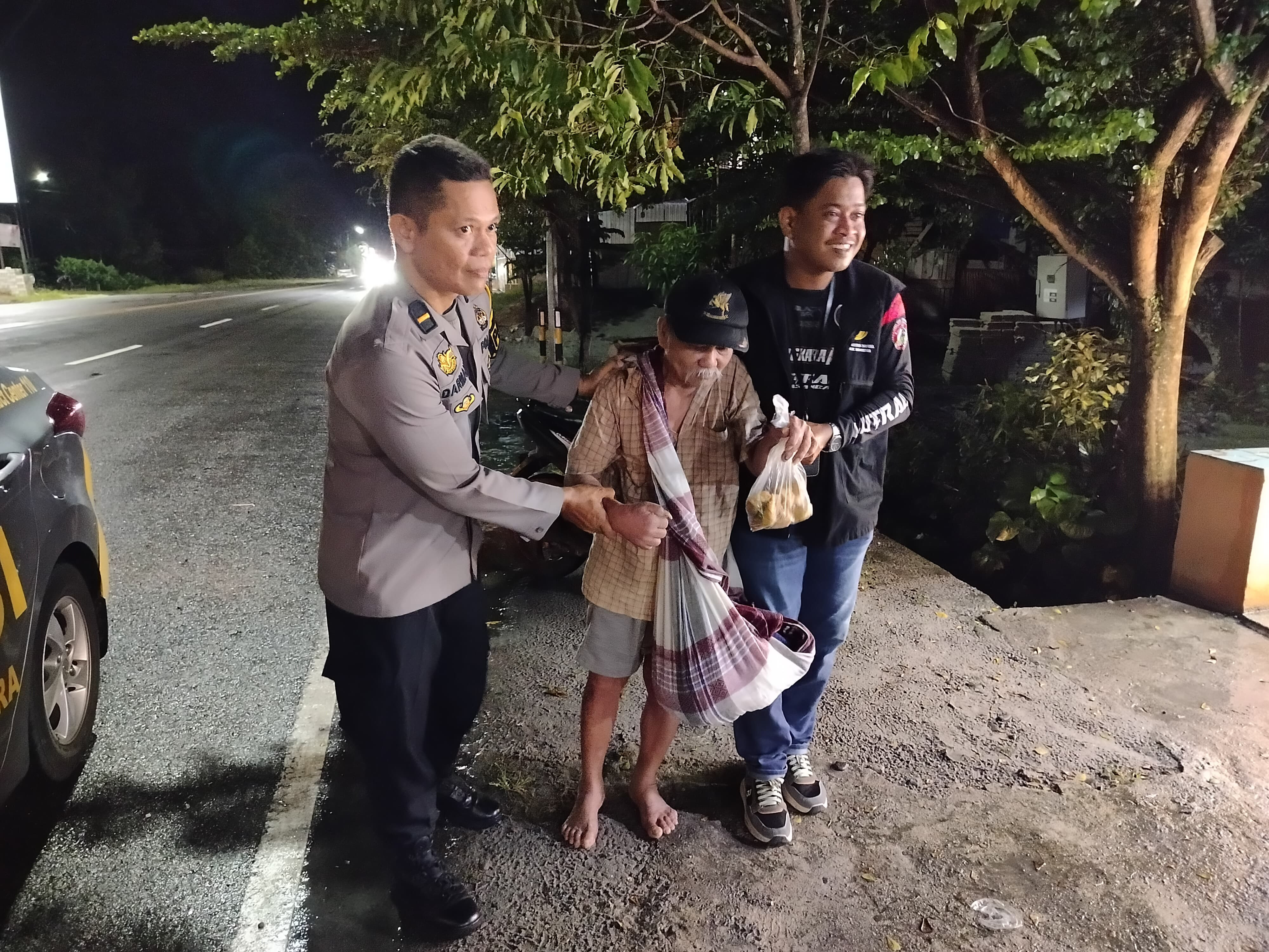 Wujud Kepedulian, SPKT Luwu Utara Bantu Lansia yang Butuh Pertolongan