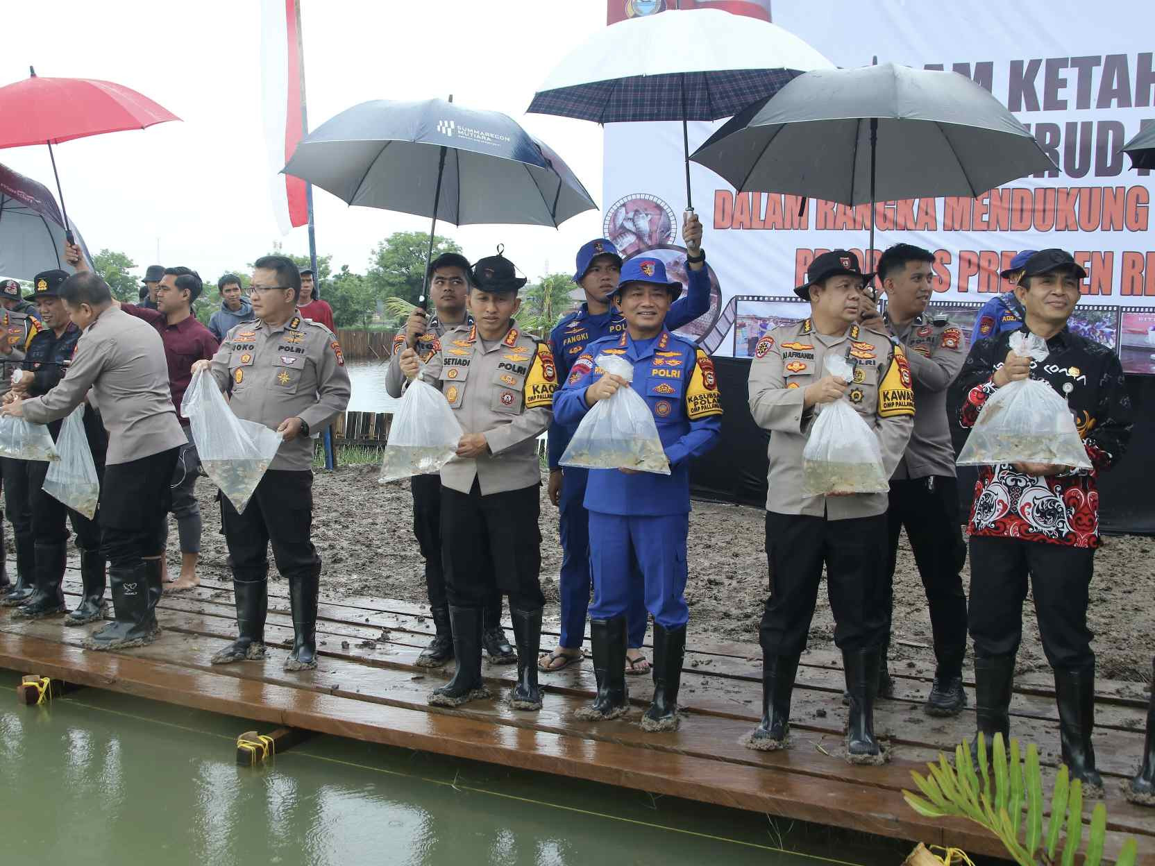 Polda Sulsel Dukung Ketahanan Pangan Nasional Melalui Penaburan 10 Ribu Benih Ikan di Makassar