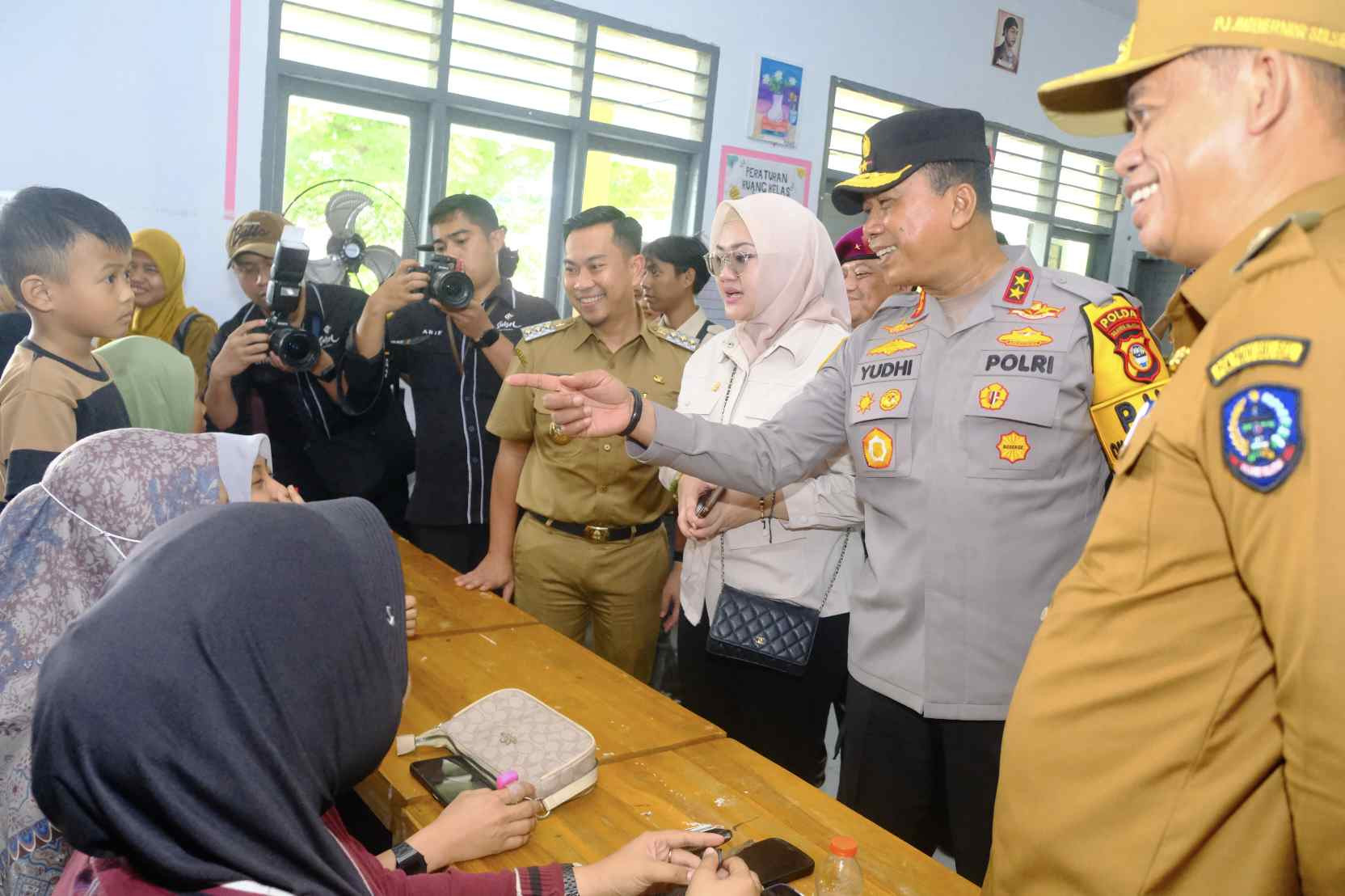 Kapolda Sulsel Bersama Pj Gubernur Pantau Pemberian Makan Siang Gratis Bergizi di SMAN 9 Jeneponto