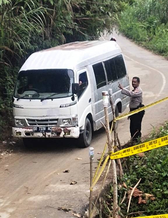 Polsek Rongkong Pasang Tanda Peringatan di Titik Longsor Sepanjang Jalan Poros Sabbang-Rongkong