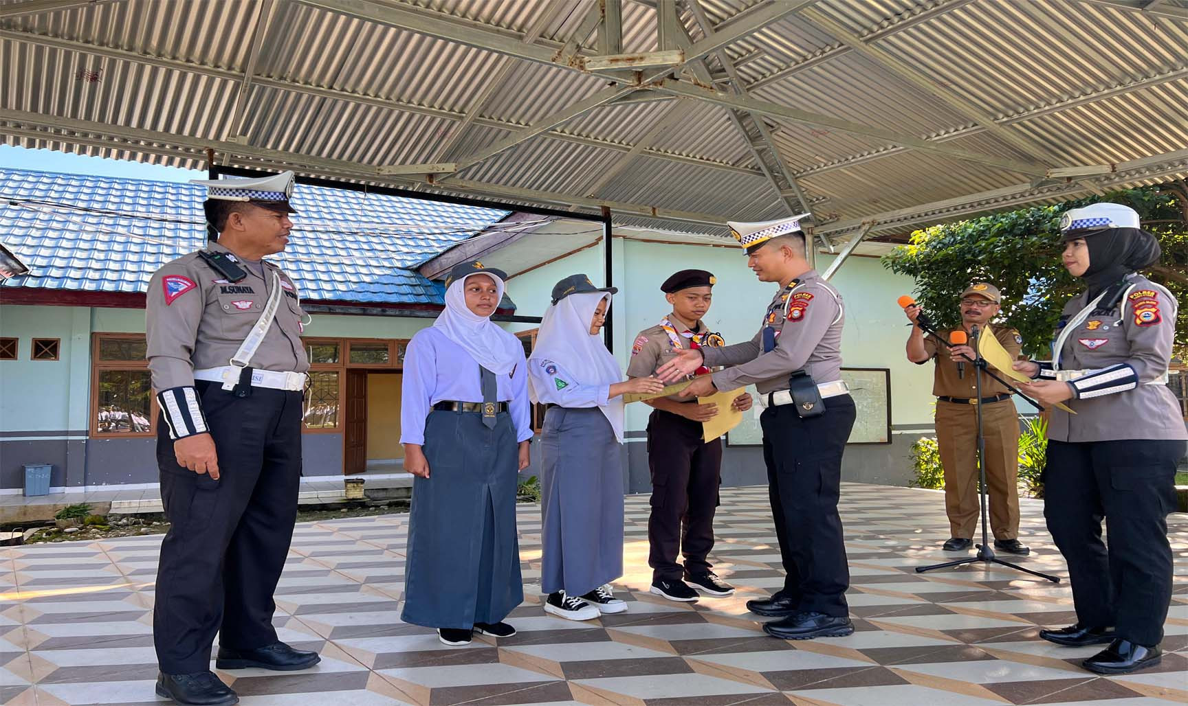 Edukasi Keselamatan berlalu lintas Satlantas Polres Luwu Utara Gelar \"Police Goes to School\" di SMKN 2 Luwu Utara