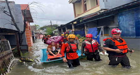 Polri Gerak Cepat Evakuasi Warga Terdampak Banjir di Sulawesi Selatan