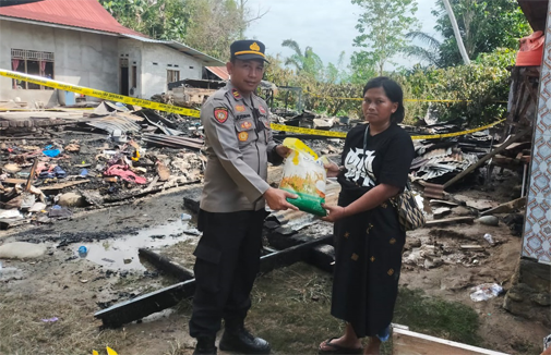 Kapolsek Sabbang Respon Cepat Kebakaran, Salurkan Bantuan untuk Korban di Desa Tete Uri