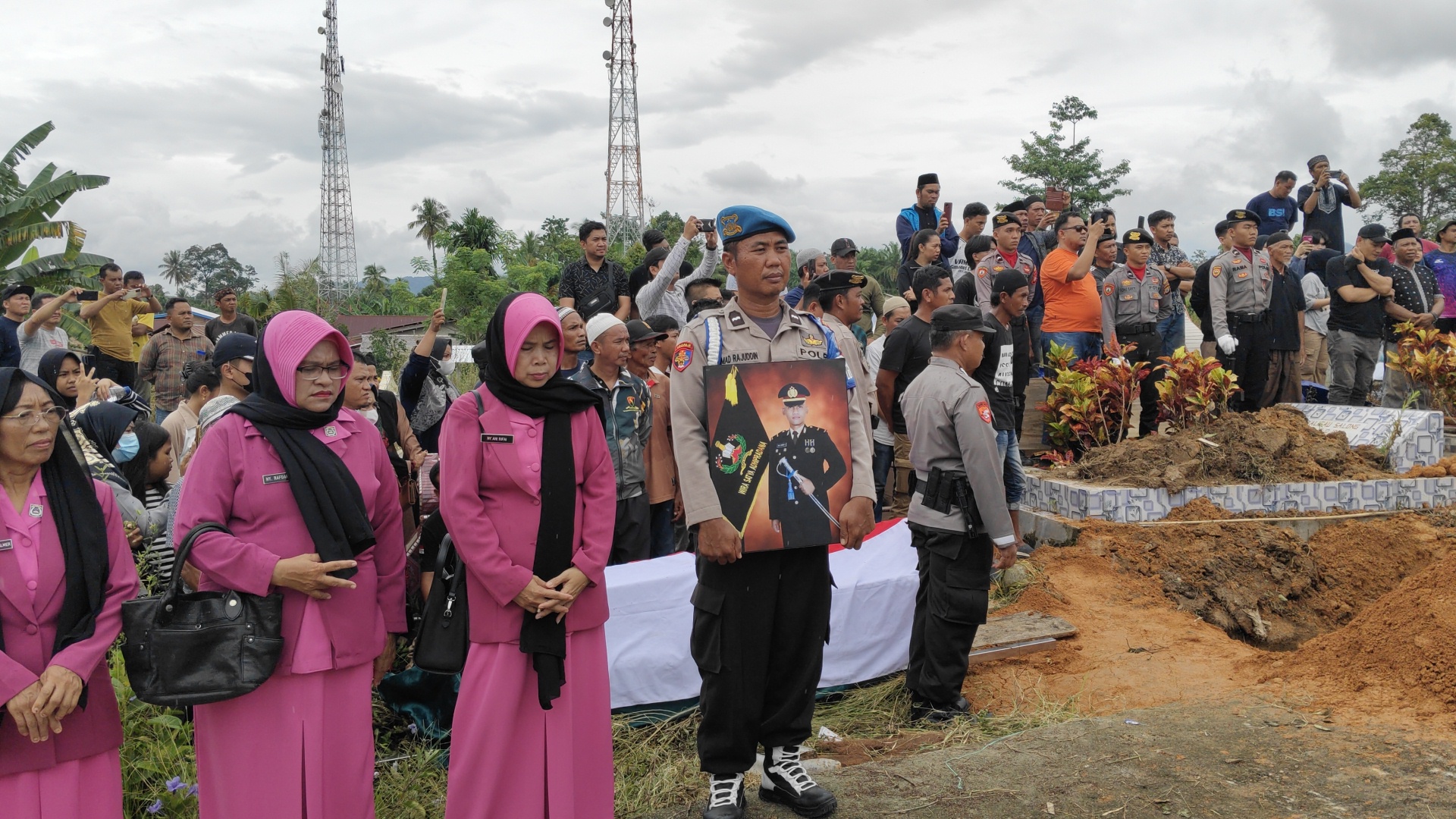 Polres Luwu Utara Menggelar Upacara Tradisi Kepolisian Pemakaman Ipda Muhammad Akbar Hidayat